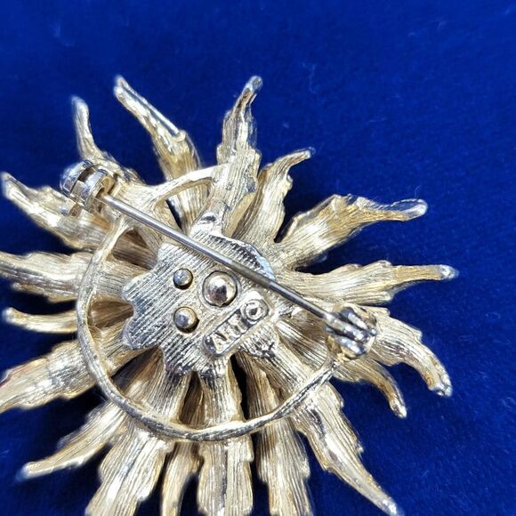 Vintage Signed ART Brooch/PIN Gold Plated Floral Flower - Picture 2 of 2